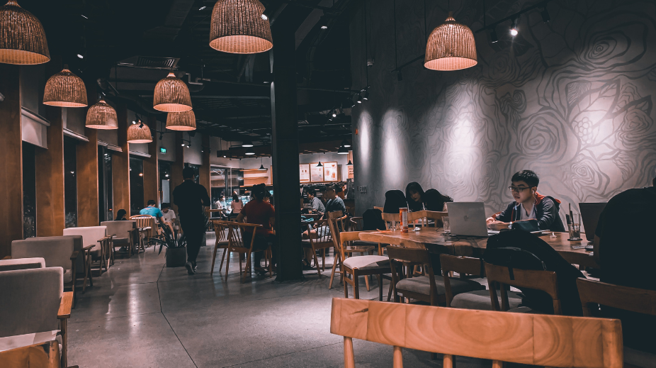 Helft Nederlanders gaat weleens alleen uit eten en dit is waarom